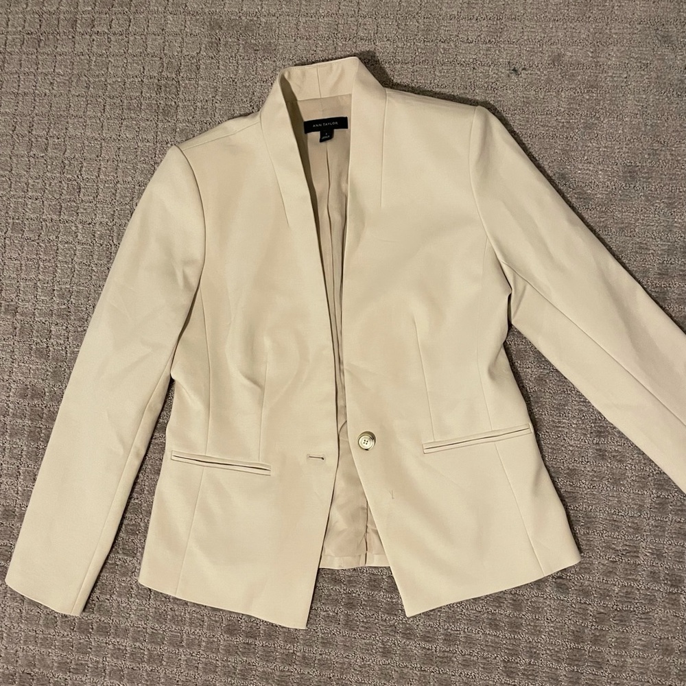 BRAND NEW Ann Taylor Ivory Blazer!!! Size 2! - Picture 3 of 3